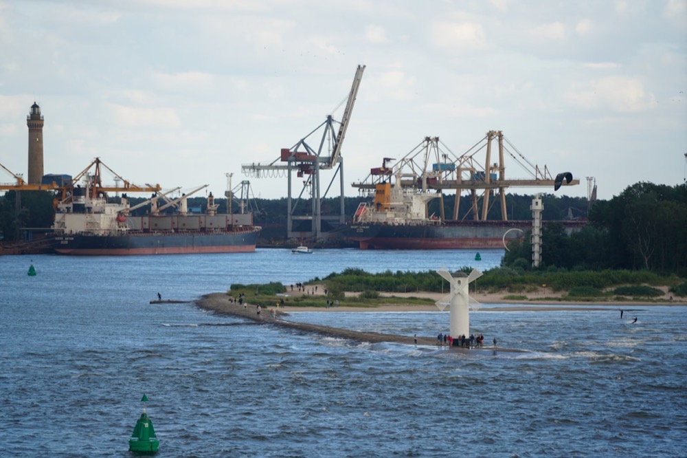 Astillero con grúas portuarias y buques en reparación